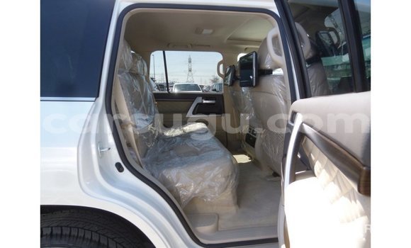Sayi Imported Toyota Land Cruiser White Mota in Import - Dubai a Burkina Faso Sayi Imported Toyota Land Cruiser White Mota in Import - Dubai a Burkina Faso