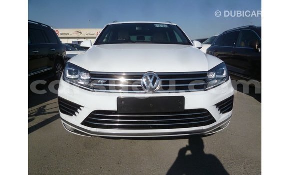 Sayi Imported Volkswagen Touareg White Mota in Import - Dubai a Burkina Faso Sayi Imported Volkswagen Touareg White Mota in Import - Dubai a Burkina Faso