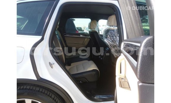 Sayi Imported Volkswagen Touareg White Mota in Import - Dubai a Burkina Faso Sayi Imported Volkswagen Touareg White Mota in Import - Dubai a Burkina Faso