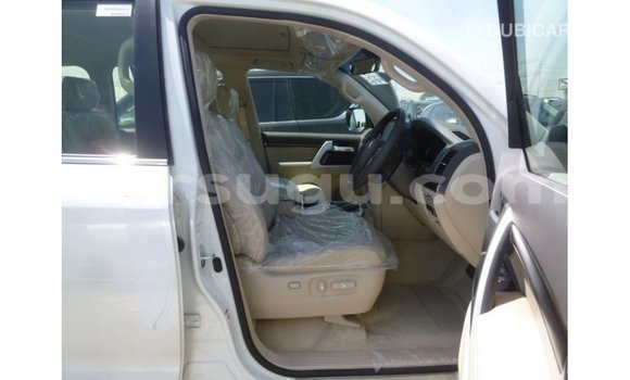 Sayi Imported Toyota Land Cruiser White Mota in Import - Dubai a Burkina Faso Sayi Imported Toyota Land Cruiser White Mota in Import - Dubai a Burkina Faso