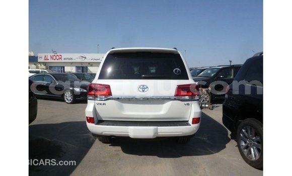 Sayi Imported Toyota Land Cruiser White Mota in Import - Dubai a Burkina Faso Sayi Imported Toyota Land Cruiser White Mota in Import - Dubai a Burkina Faso