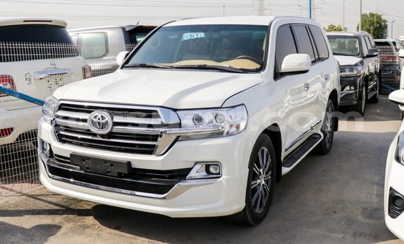 Sayi Imported Toyota Land Cruiser White Mota in Import - Dubai a Burkina Faso Sayi Imported Toyota Land Cruiser White Mota in Import - Dubai a Burkina Faso