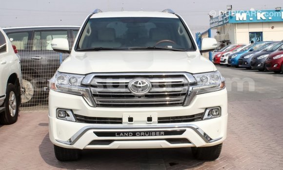 Sayi Imported Toyota Land Cruiser White Mota in Import - Dubai a Burkina Faso Sayi Imported Toyota Land Cruiser White Mota in Import - Dubai a Burkina Faso