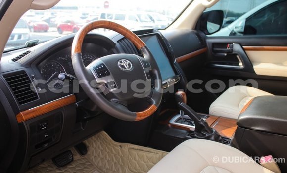 Sayi Imported Toyota Land Cruiser White Mota in Import - Dubai a Burkina Faso Sayi Imported Toyota Land Cruiser White Mota in Import - Dubai a Burkina Faso
