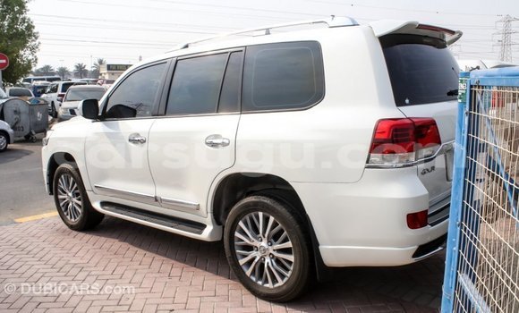 Sayi Imported Toyota Land Cruiser White Mota in Import - Dubai a Burkina Faso Sayi Imported Toyota Land Cruiser White Mota in Import - Dubai a Burkina Faso