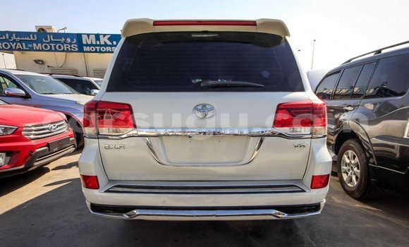 Sayi Imported Toyota Land Cruiser White Mota in Import - Dubai a Burkina Faso Sayi Imported Toyota Land Cruiser White Mota in Import - Dubai a Burkina Faso