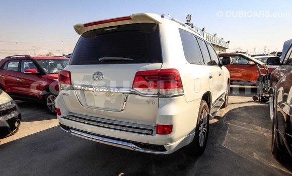 Sayi Imported Toyota Land Cruiser White Mota in Import - Dubai a Burkina Faso Sayi Imported Toyota Land Cruiser White Mota in Import - Dubai a Burkina Faso