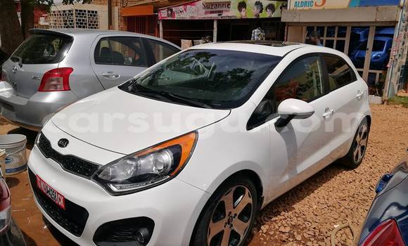 Acheter Neuf Voiture Kia Carens Blanc à Ouagadougou, Burkina-Faso Acheter Neuf Voiture Kia Carens Blanc à Ouagadougou, Burkina-Faso