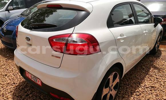 Acheter Neuf Voiture Kia Carens Blanc à Ouagadougou, Burkina-Faso Acheter Neuf Voiture Kia Carens Blanc à Ouagadougou, Burkina-Faso