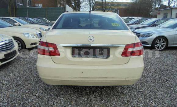 Acheter Neuf Voiture Mercedes-Benz 230 Marron à Ouagadougou, Burkina-Faso Acheter Neuf Voiture Mercedes-Benz 230 Marron à Ouagadougou, Burkina-Faso