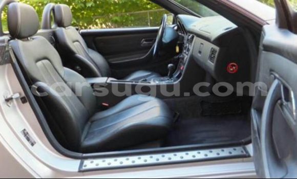 Sayi Sabo Mercedes-Benz 200 Azurfa Mota in Ouagadougou a Burkina Faso Sayi Sabo Mercedes-Benz 200 Azurfa Mota in Ouagadougou a Burkina Faso