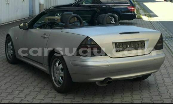 Sayi Sabo Mercedes-Benz 200 Azurfa Mota in Ouagadougou a Burkina Faso Sayi Sabo Mercedes-Benz 200 Azurfa Mota in Ouagadougou a Burkina Faso