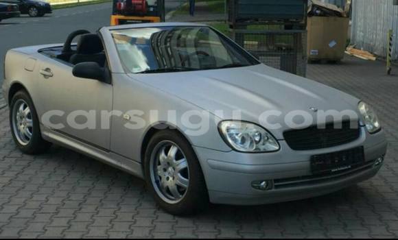 Sayi Sabo Mercedes-Benz 200 Azurfa Mota in Ouagadougou a Burkina Faso Sayi Sabo Mercedes-Benz 200 Azurfa Mota in Ouagadougou a Burkina Faso