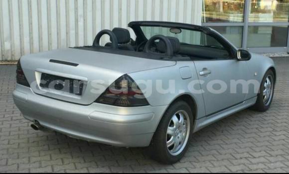 Sayi Sabo Mercedes-Benz 200 Azurfa Mota in Ouagadougou a Burkina Faso Sayi Sabo Mercedes-Benz 200 Azurfa Mota in Ouagadougou a Burkina Faso