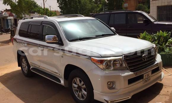 Sayi Sabo Land Rover Defender White Mota in Ouagadougou a Burkina Faso