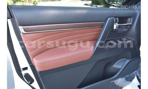 Sayi Imported Toyota Land Cruiser White Mota in Import - Dubai a Burkina Faso Sayi Imported Toyota Land Cruiser White Mota in Import - Dubai a Burkina Faso