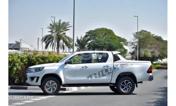 Sayi Imported Toyota Hilux White Mota in Import - Dubai a Burkina Faso Sayi Imported Toyota Hilux White Mota in Import - Dubai a Burkina Faso