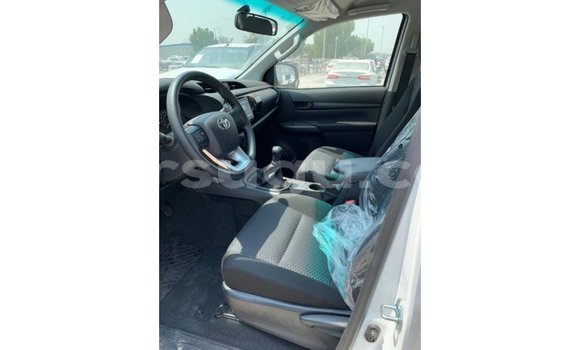 Sayi Imported Toyota Hilux White Mota in Import - Dubai a Burkina Faso Sayi Imported Toyota Hilux White Mota in Import - Dubai a Burkina Faso