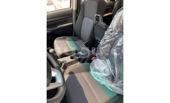 Sayi Imported Toyota Hilux White Mota in Import - Dubai a Burkina Faso Sayi Imported Toyota Hilux White Mota in Import - Dubai a Burkina Faso