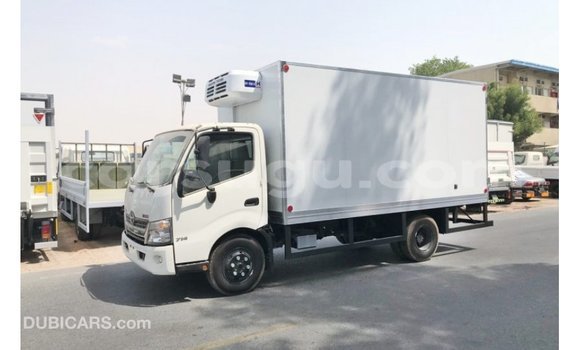 Acheter Import Utilitaire Hino 300 Series Blanc à Import - Dubai, Burkina-Faso Acheter Import Utilitaire Hino 300 Series Blanc à Import - Dubai, Burkina-Faso