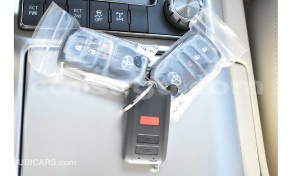 Sayi Imported Toyota Land Cruiser White Mota in Import - Dubai a Burkina Faso Sayi Imported Toyota Land Cruiser White Mota in Import - Dubai a Burkina Faso