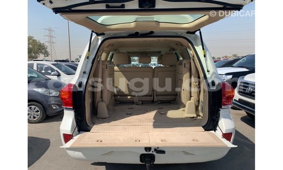 Sayi Imported Toyota Land Cruiser White Mota in Import - Dubai a Burkina Faso Sayi Imported Toyota Land Cruiser White Mota in Import - Dubai a Burkina Faso