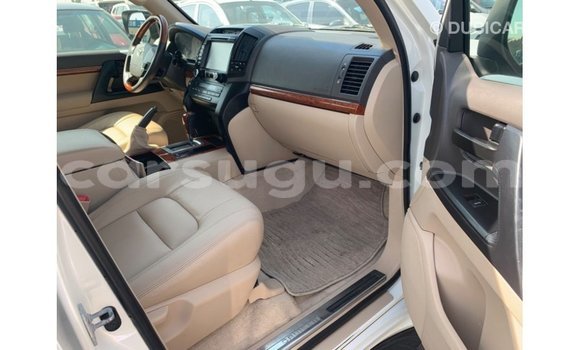 Sayi Imported Toyota Land Cruiser White Mota in Import - Dubai a Burkina Faso Sayi Imported Toyota Land Cruiser White Mota in Import - Dubai a Burkina Faso