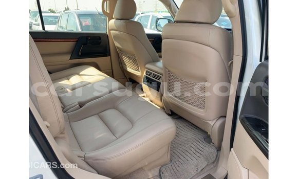 Sayi Imported Toyota Land Cruiser White Mota in Import - Dubai a Burkina Faso Sayi Imported Toyota Land Cruiser White Mota in Import - Dubai a Burkina Faso