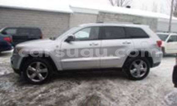 Sayi Sabo Jeep Grand Cherokee Azurfa Mota in Ouagadougou a Burkina Faso