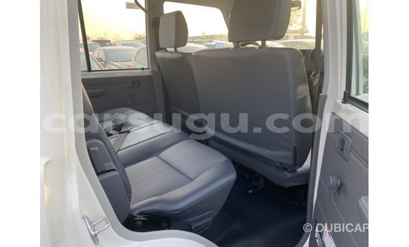 Sayi Imported Toyota Land Cruiser White Mota in Import - Dubai a Burkina Faso Sayi Imported Toyota Land Cruiser White Mota in Import - Dubai a Burkina Faso