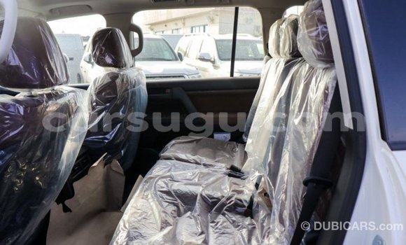 Acheter Import Voiture Toyota Land Cruiser Blanc à Import - Dubai, Burkina-Faso Acheter Import Voiture Toyota Land Cruiser Blanc à Import - Dubai, Burkina-Faso