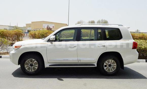 Acheter Neuf Voiture Toyota Land Cruiser Blanc à Bobo Dioulasso, Burkina-Faso Acheter Neuf Voiture Toyota Land Cruiser Blanc à Bobo Dioulasso, Burkina-Faso