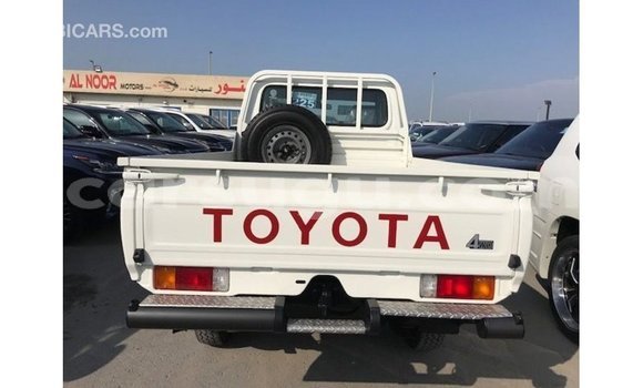 Acheter Import Voiture Toyota Land Cruiser Blanc à Import - Dubai, Burkina-Faso Acheter Import Voiture Toyota Land Cruiser Blanc à Import - Dubai, Burkina-Faso