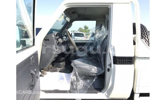 Acheter Import Voiture Toyota Land Cruiser Blanc à Import - Dubai, Burkina-Faso Acheter Import Voiture Toyota Land Cruiser Blanc à Import - Dubai, Burkina-Faso