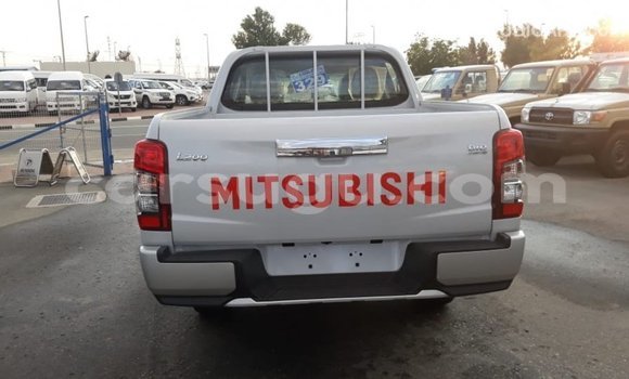 Acheter Import Voiture Mitsubishi L200 Blanc à Import - Dubai, Burkina-Faso Acheter Import Voiture Mitsubishi L200 Blanc à Import - Dubai, Burkina-Faso