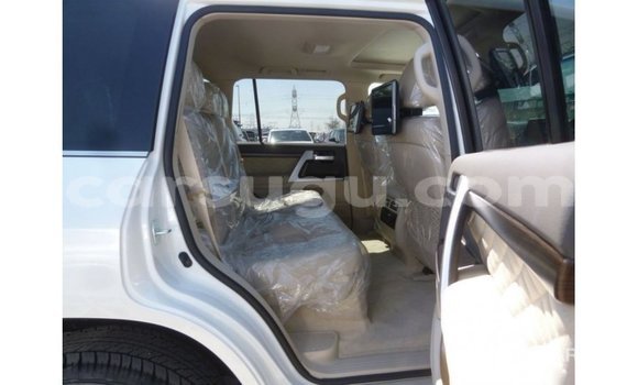 Sayi Imported Toyota Land Cruiser White Mota in Import - Dubai a Burkina Faso Sayi Imported Toyota Land Cruiser White Mota in Import - Dubai a Burkina Faso