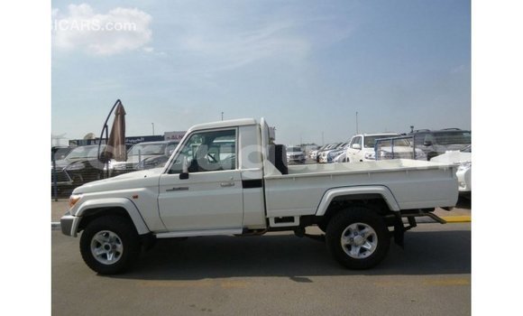 Sayi Imported Toyota Land Cruiser White Mota in Import - Dubai a Burkina Faso Sayi Imported Toyota Land Cruiser White Mota in Import - Dubai a Burkina Faso