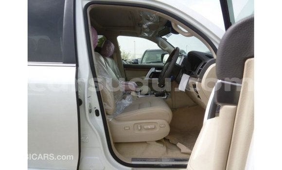 Sayi Imported Toyota Land Cruiser White Mota in Import - Dubai a Burkina Faso Sayi Imported Toyota Land Cruiser White Mota in Import - Dubai a Burkina Faso