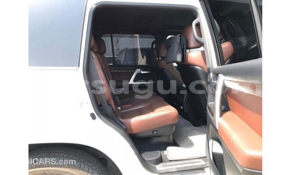 Sayi Imported Toyota Land Cruiser White Mota in Import - Dubai a Burkina Faso Sayi Imported Toyota Land Cruiser White Mota in Import - Dubai a Burkina Faso