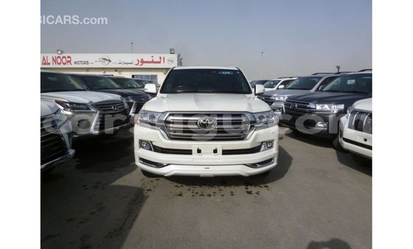 Sayi Imported Toyota Land Cruiser White Mota in Import - Dubai a Burkina Faso Sayi Imported Toyota Land Cruiser White Mota in Import - Dubai a Burkina Faso