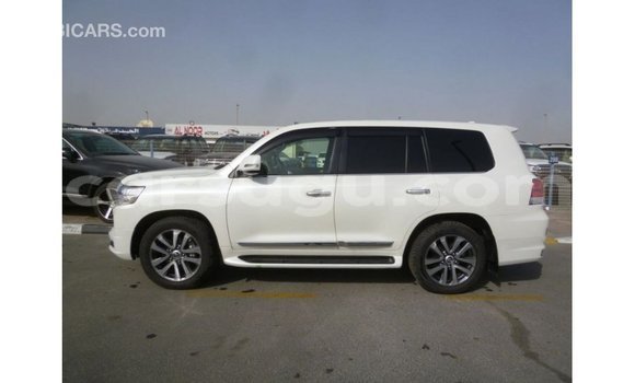 Sayi Imported Toyota Land Cruiser White Mota in Import - Dubai a Burkina Faso Sayi Imported Toyota Land Cruiser White Mota in Import - Dubai a Burkina Faso