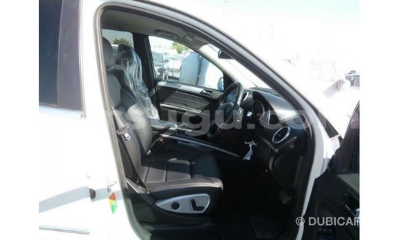 Sayi Imported Mercedes-Benz 190 White Mota in Import - Dubai a Burkina Faso Sayi Imported Mercedes-Benz 190 White Mota in Import - Dubai a Burkina Faso