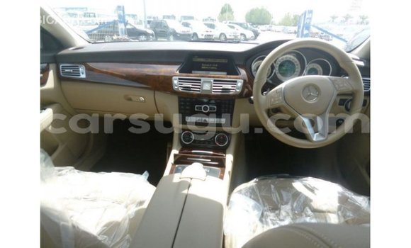 Sayi Imported Mercedes-Benz 190 White Mota in Import - Dubai a Burkina Faso Sayi Imported Mercedes-Benz 190 White Mota in Import - Dubai a Burkina Faso