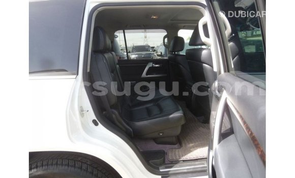 Sayi Imported Toyota Land Cruiser White Mota in Import - Dubai a Burkina Faso Sayi Imported Toyota Land Cruiser White Mota in Import - Dubai a Burkina Faso