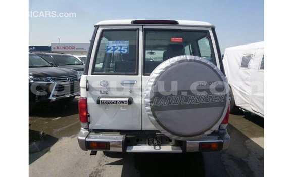 Sayi Imported Toyota Land Cruiser White Mota in Import - Dubai a Burkina Faso Sayi Imported Toyota Land Cruiser White Mota in Import - Dubai a Burkina Faso