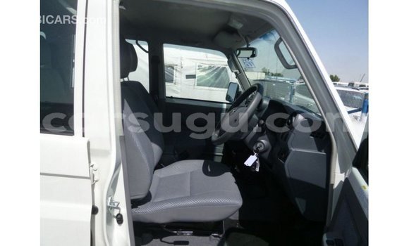 Sayi Imported Toyota Land Cruiser White Mota in Import - Dubai a Burkina Faso Sayi Imported Toyota Land Cruiser White Mota in Import - Dubai a Burkina Faso