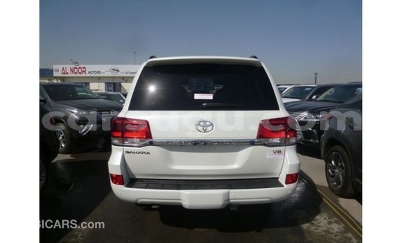 Sayi Imported Toyota Land Cruiser White Mota in Import - Dubai a Burkina Faso Sayi Imported Toyota Land Cruiser White Mota in Import - Dubai a Burkina Faso