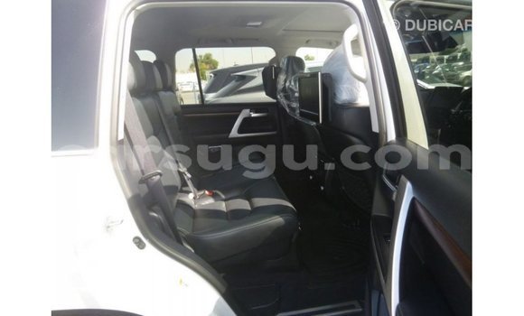 Sayi Imported Toyota Land Cruiser White Mota in Import - Dubai a Burkina Faso Sayi Imported Toyota Land Cruiser White Mota in Import - Dubai a Burkina Faso