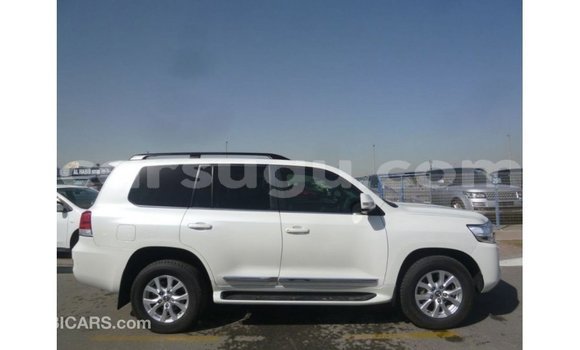 Sayi Imported Toyota Land Cruiser White Mota in Import - Dubai a Burkina Faso Sayi Imported Toyota Land Cruiser White Mota in Import - Dubai a Burkina Faso