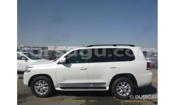 Sayi Imported Toyota Land Cruiser White Mota in Import - Dubai a Burkina Faso Sayi Imported Toyota Land Cruiser White Mota in Import - Dubai a Burkina Faso